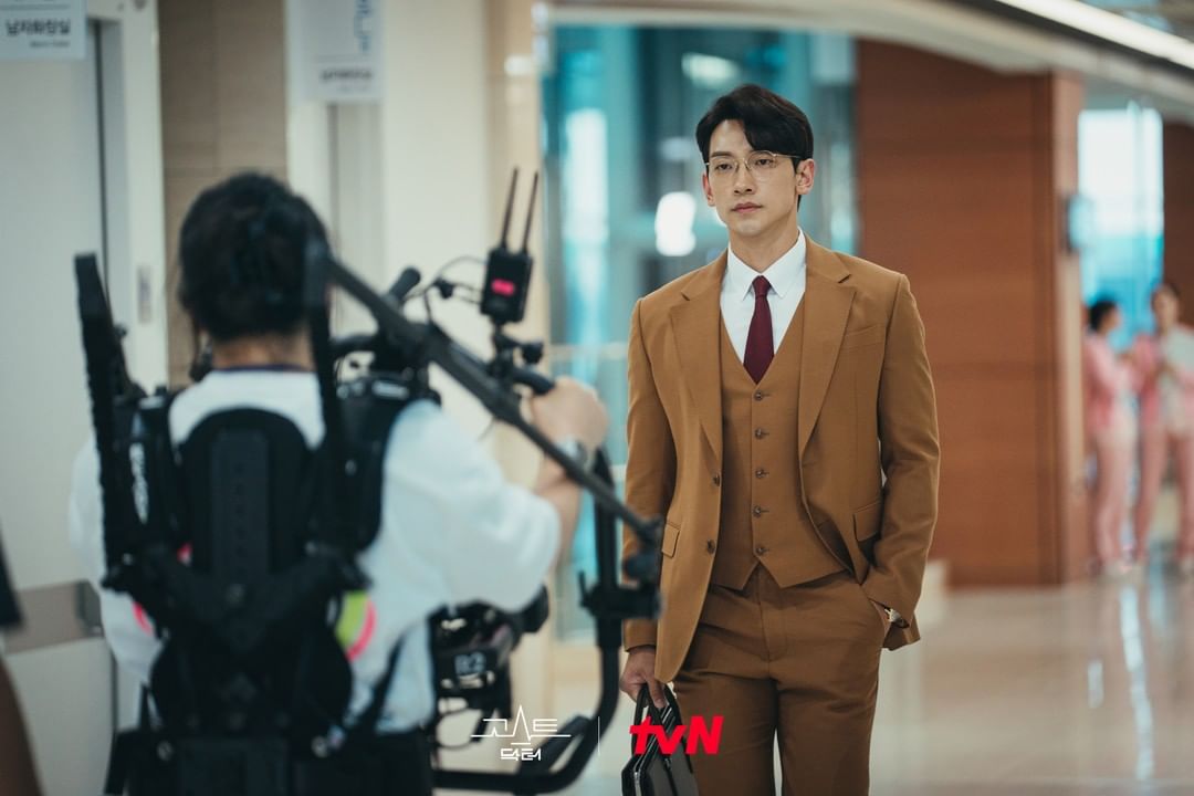 鄭智薰(Rain)金汎、Uie、孫娜恩等實力派卡司主演的最新韓劇《Ghost Doctor》