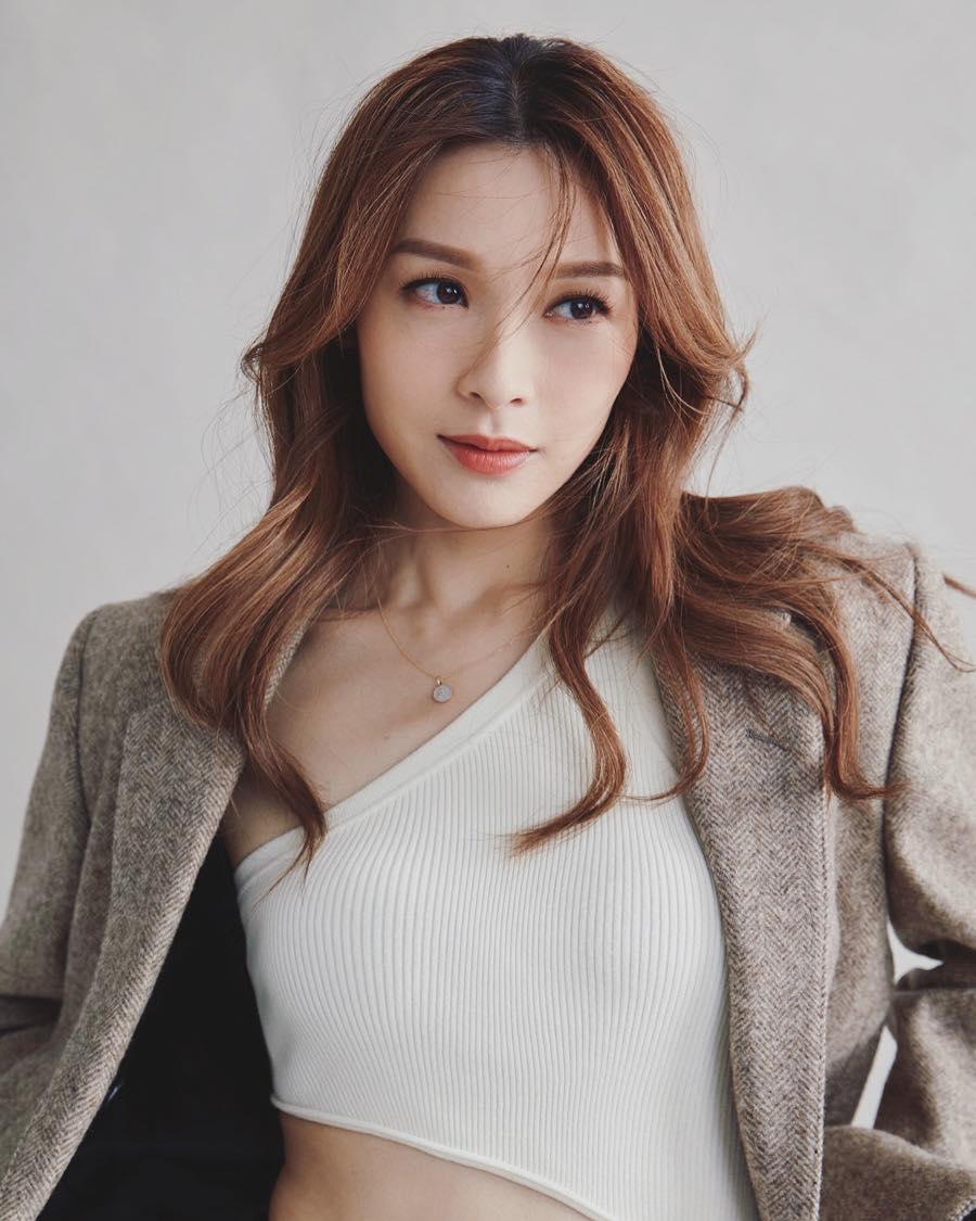李佳芯再被爆在上年生日時與一名秘密男撐枱腳。