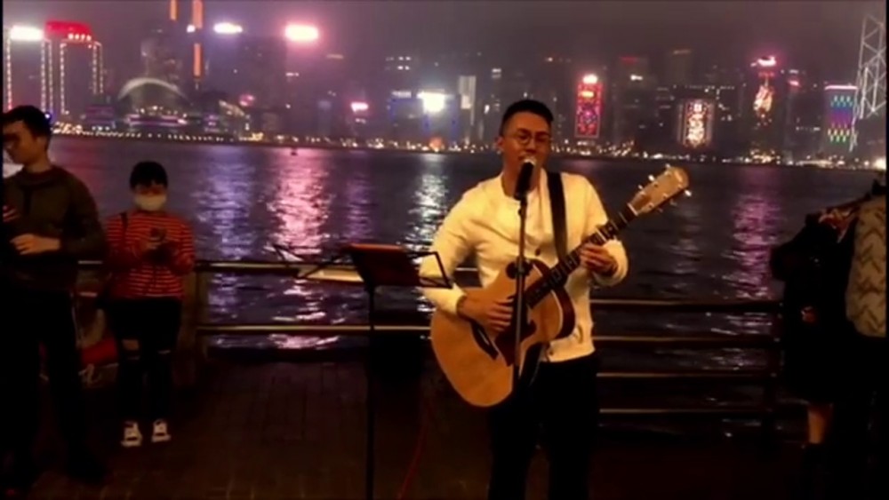 老公張繼聰從來都不吝嗇對老婆的愛意,曾在情人節帶老婆到尖沙咀海旁唱歌。