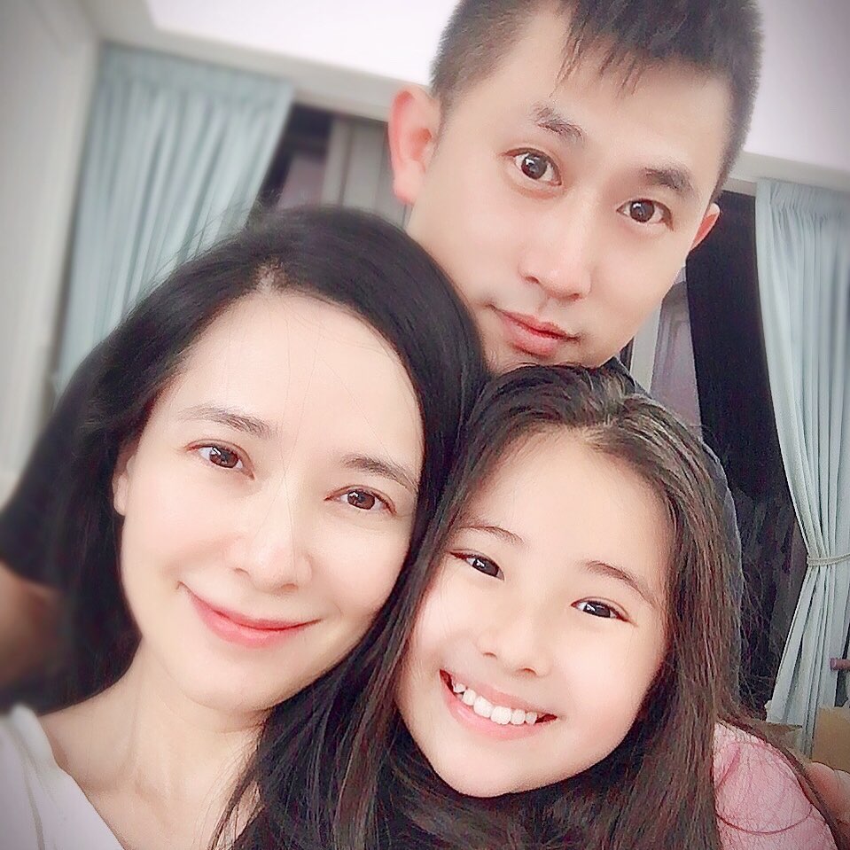 郭羨妮分享一家三口的相片,9歲的Kylie盡得媽媽的美貌真傳,笑容甜美似足媽媽。