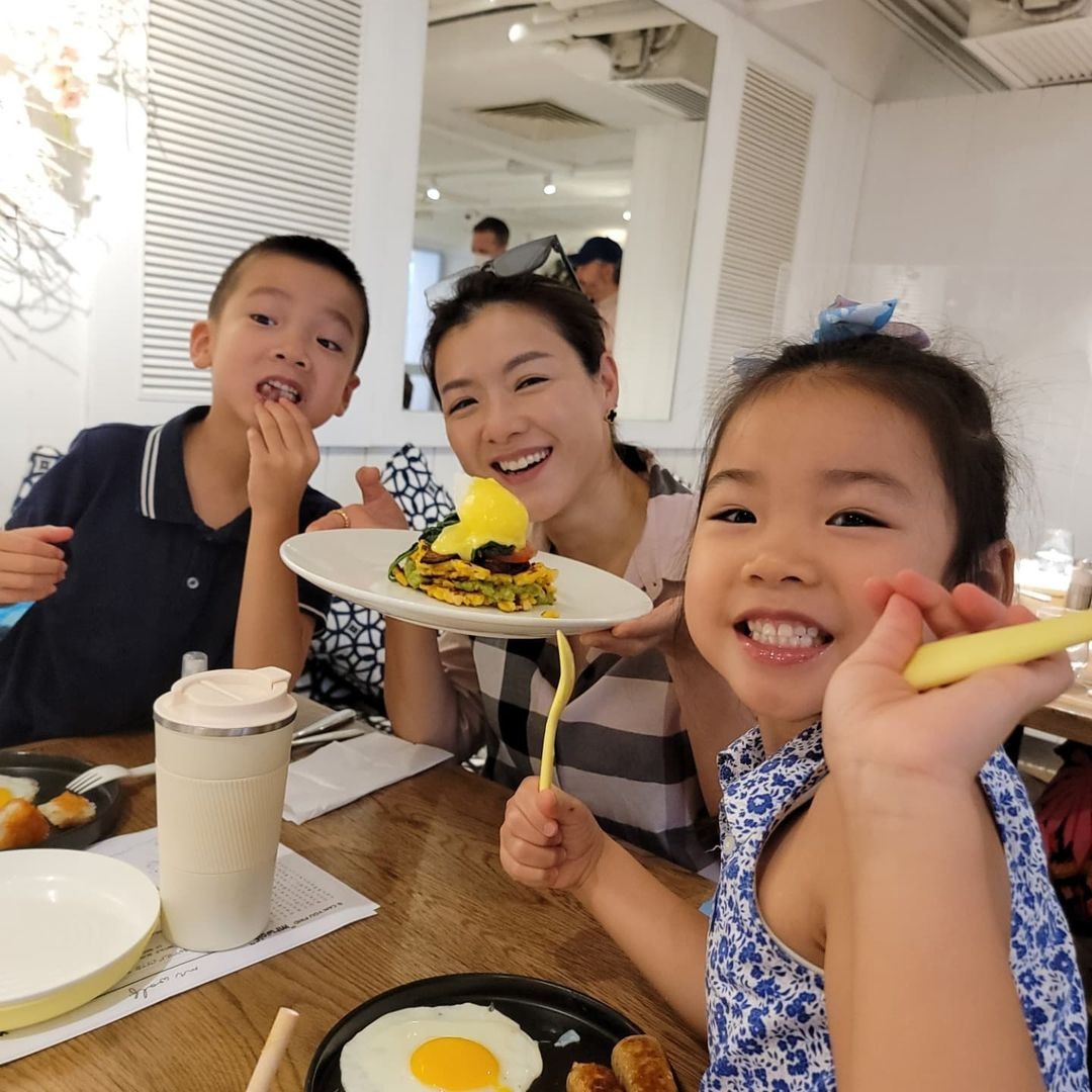 幸福人妻陳茵媺(Aimee)與丈夫陳豪婚後育有2子1女,
