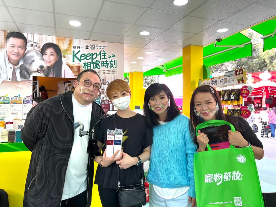 「蟲草大王」的陳恩德與合作藝人合照。