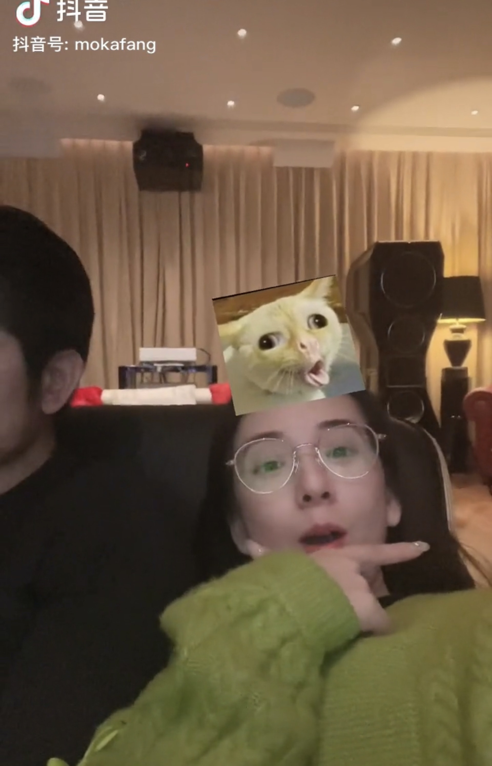 日前方媛發布玩可愛特效的影片,而郭富城則在身旁陪同,不過,這條影片卻將豪宅內部曝光!