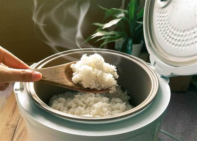 大年初一不能煮新飯,要吃除夕留下的過年飯。