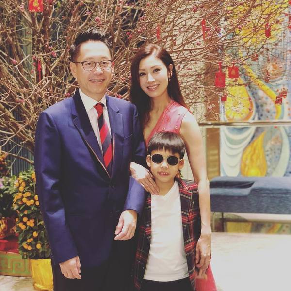 李嘉欣自嫁給富商許晉亨後便淡出幕前,在家專心相夫教子。