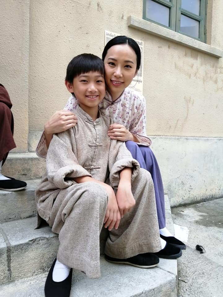 今次張傲程在劇中扮演陳展鵬的童年版「步青雲」，