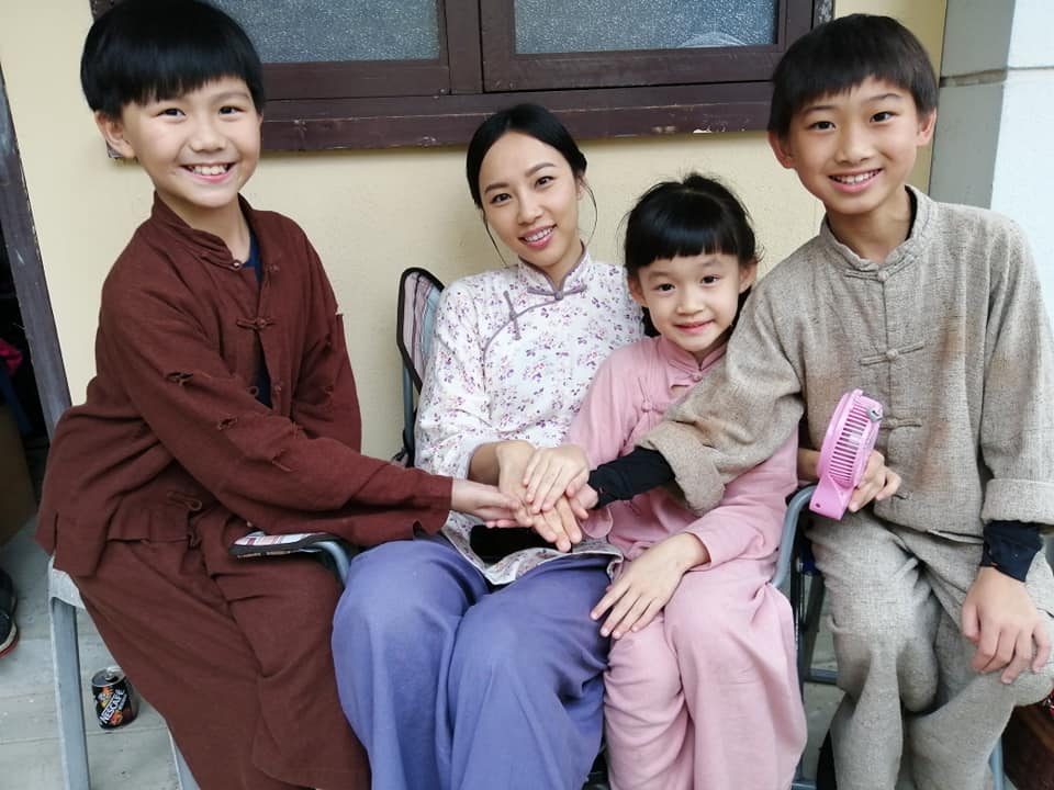 演活活潑開朗到忿忿不平的心境情緒變化