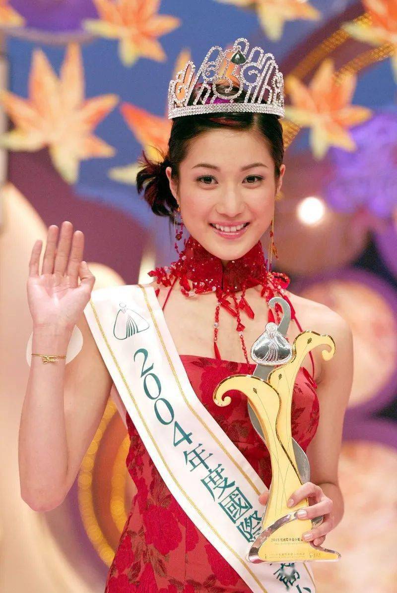 鍾嘉欣在2004年參加《國際華裔小姐》奪得冠軍後便簽約無綫