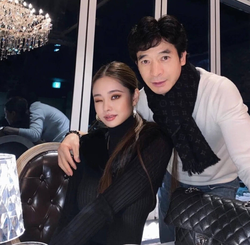 公開爸爸的年輕照來力證自己高顏值真的來自「遺傳」