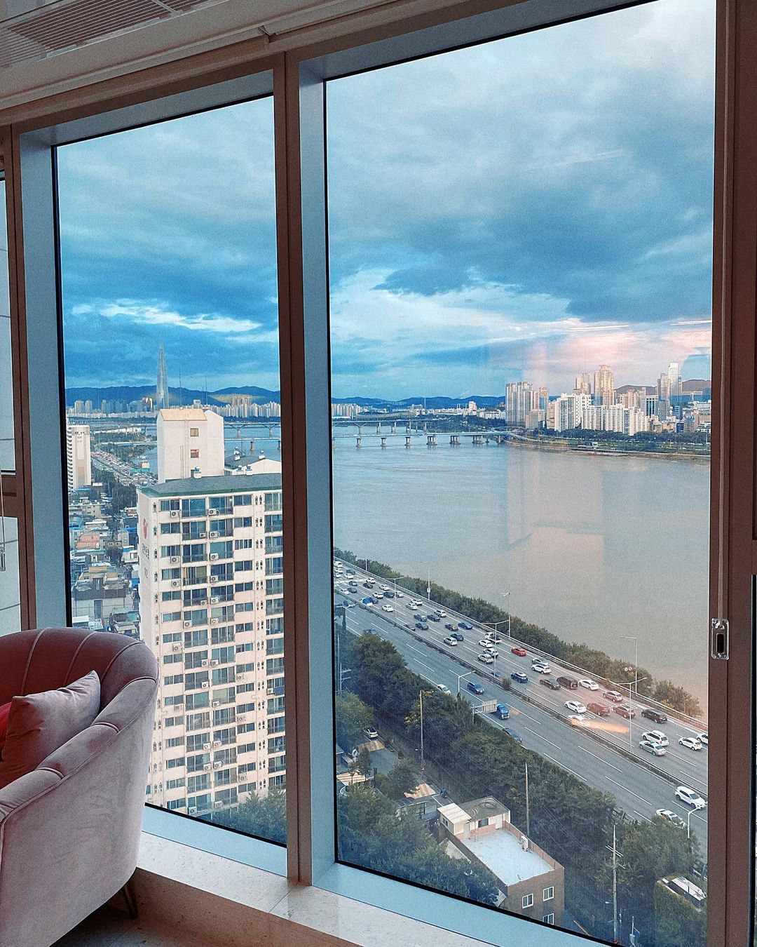 她的單位可以飽覽整個漢江河景