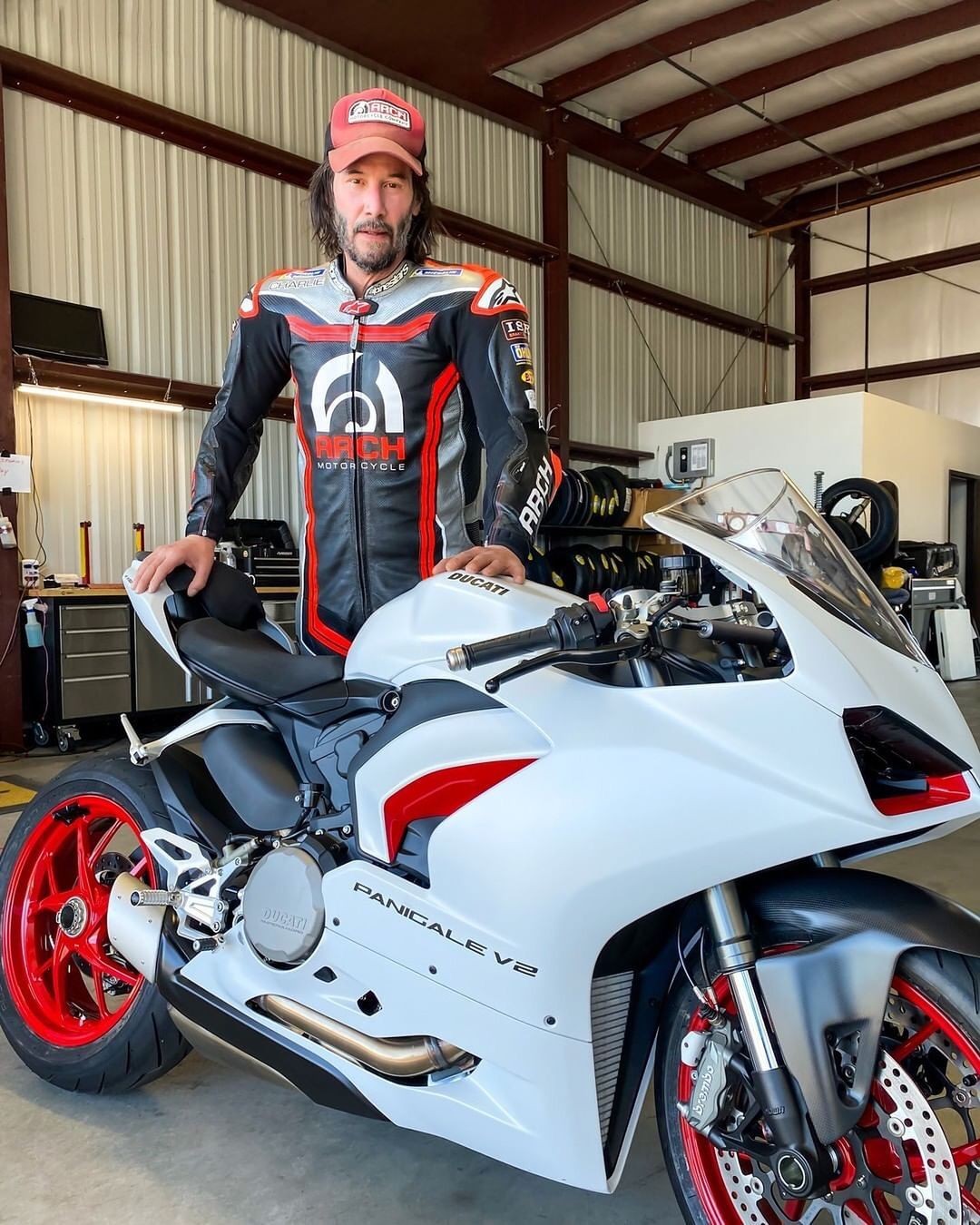 奇洛李維斯曾送上Harley-Davidson電單車給為他做替身的特技演員。