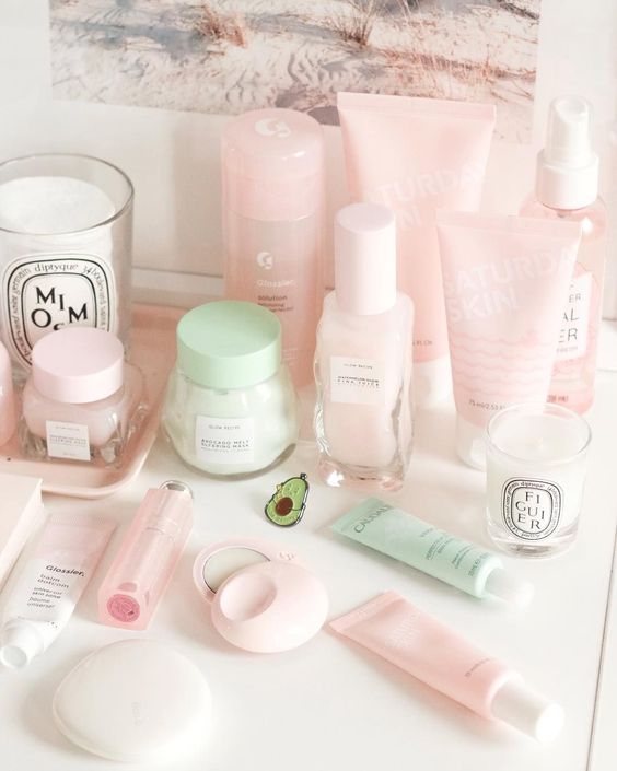 在使用護膚品之前，要注意查看其保存期限，通常大部份護膚品只有兩年保存期。