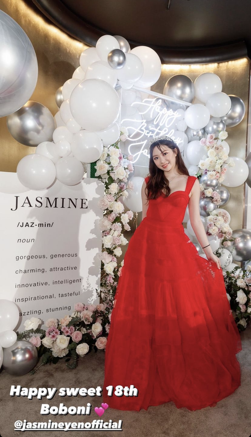 Jasmine身穿紅色長裙的Jasmine頭戴皇冠,猶如童話故事中的公主一樣。