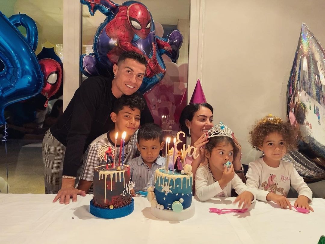 佐真娜(Georgina Rodriguez)與C朗(Cristiano Ronaldo)的小朋友相處融洽