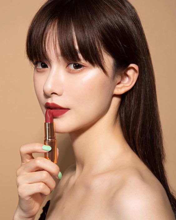 膏定妝技巧2:使用定妝噴霧及唇刷
