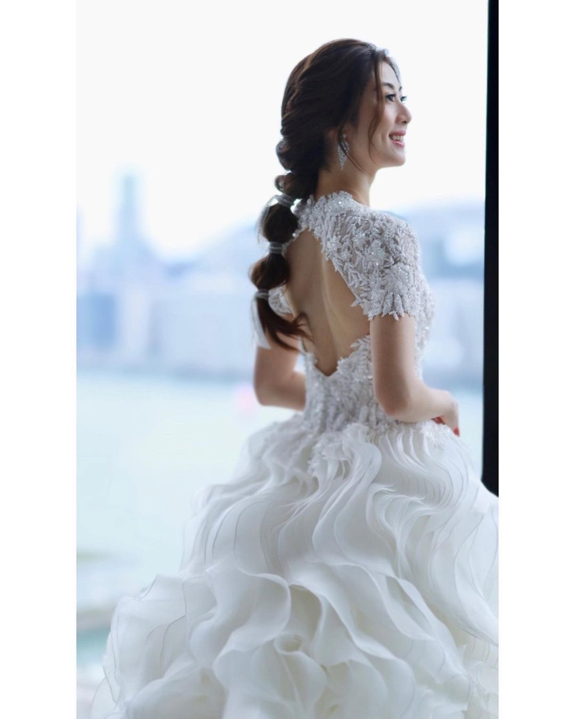 謝芷倫的婚紗露背示人。