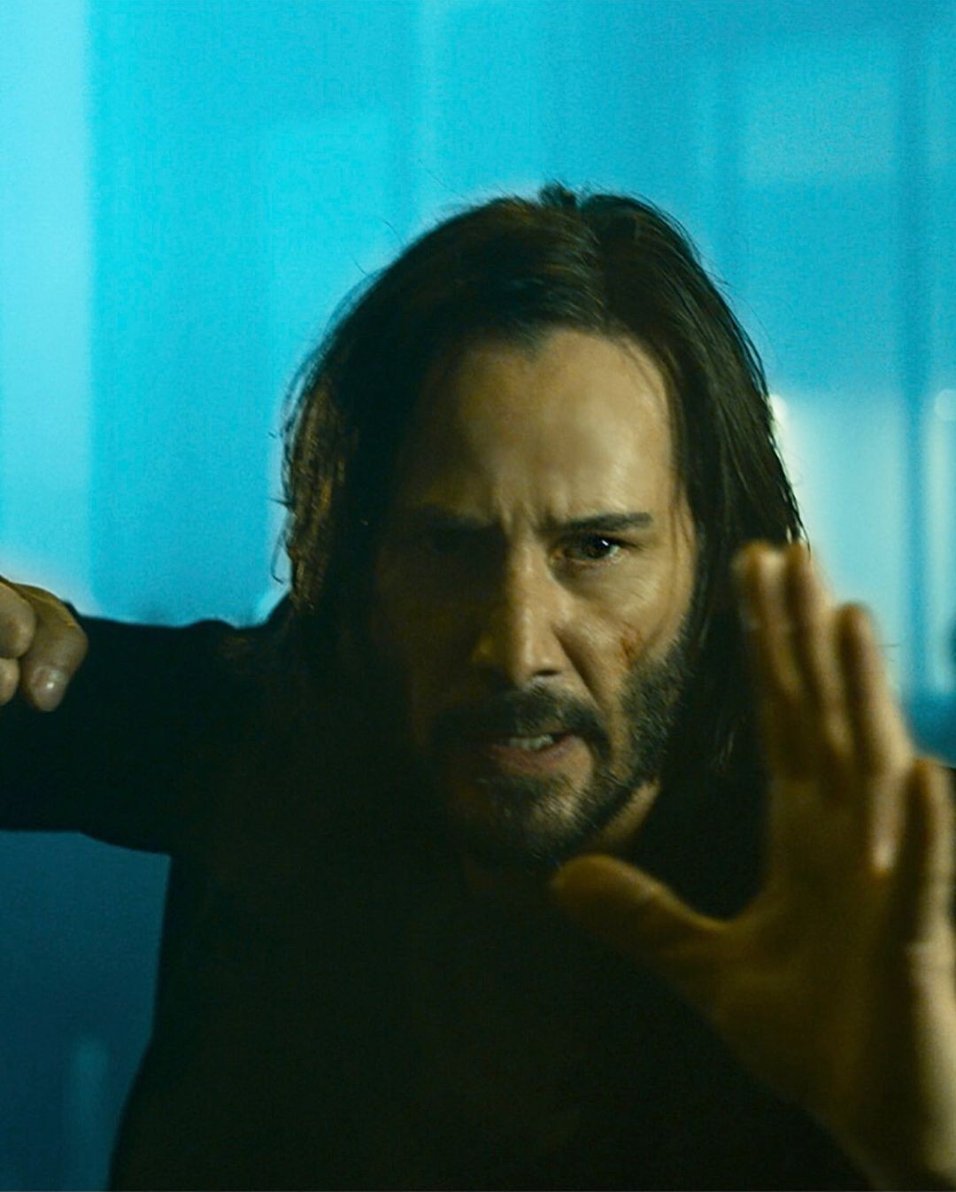奇洛李維斯(Keanu Reeves)相隔18年再度回歸《22世紀殺人網絡:復活紀元》(The Matrix Resurrections)飾演「Neo」。