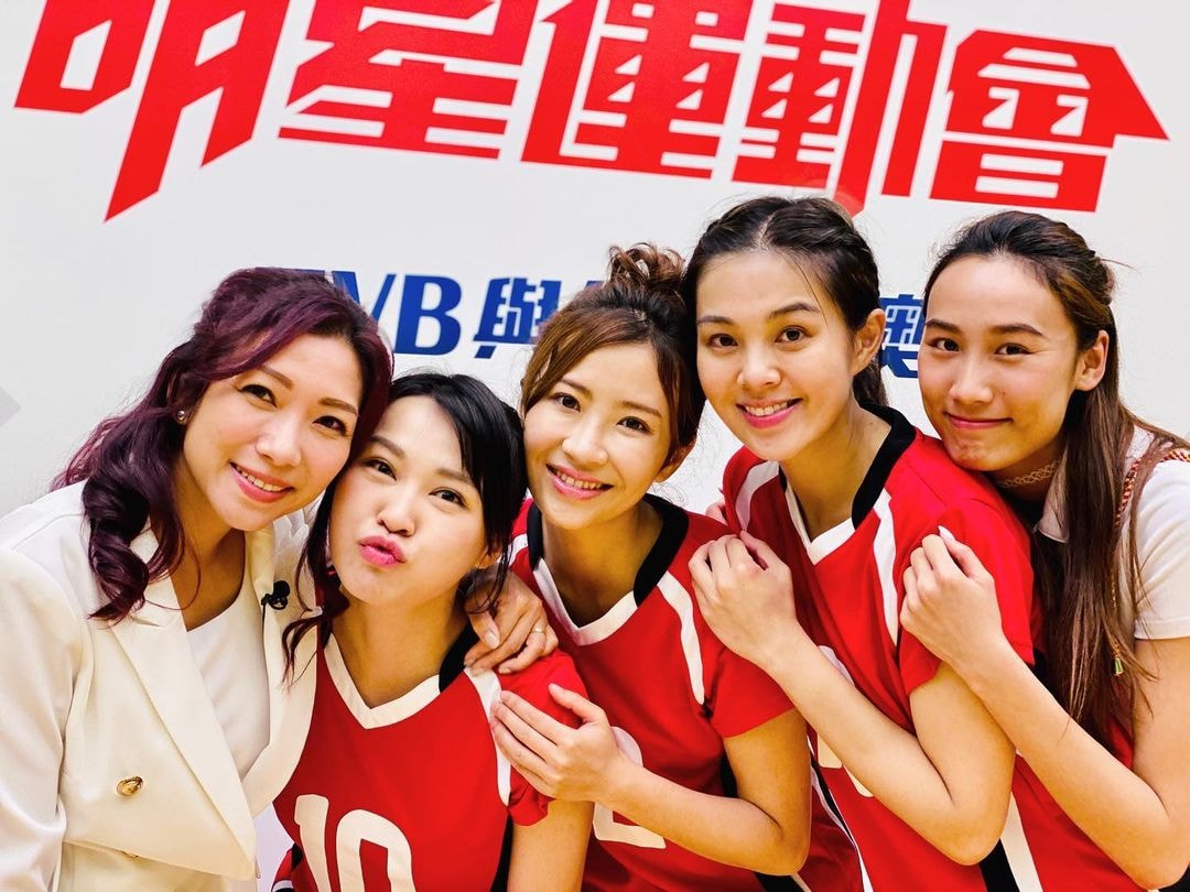 《東張西望》黃穎君與其他主持人合照。