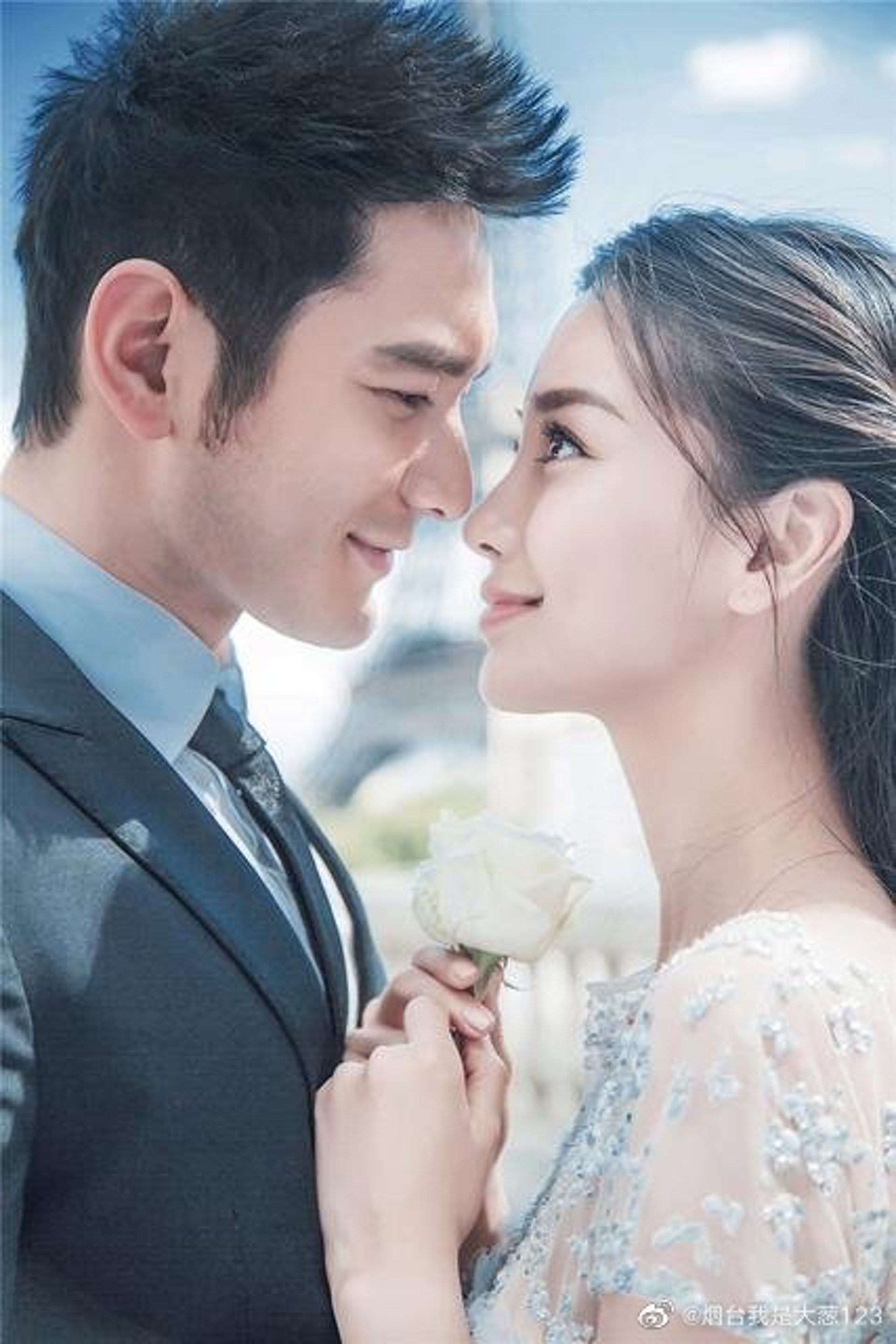 有傳黃曉明因未想將25億的身家分給Angelababy,故雖然二人婚姻出現問題,卻一直未敢公布離婚,亦同baby一直在打官司。
