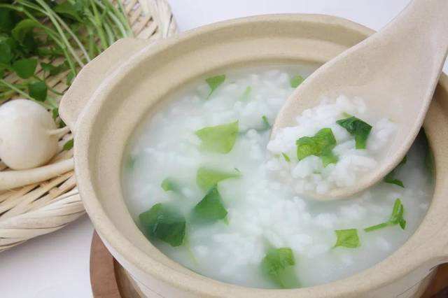 年初一早上禁食粥,會有導致一整年都貧窮的意思。