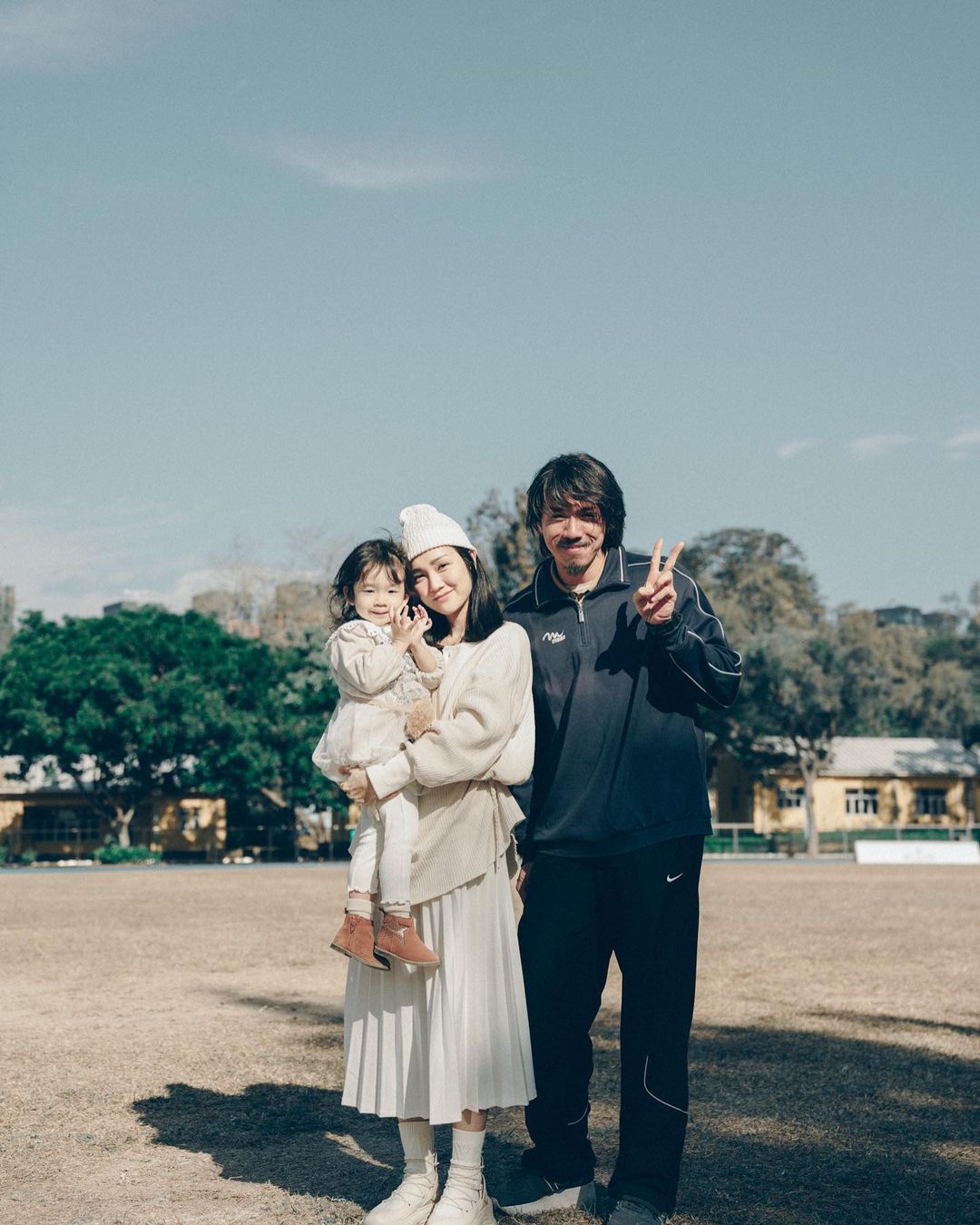 張繼聰與謝安琪及女女合照。