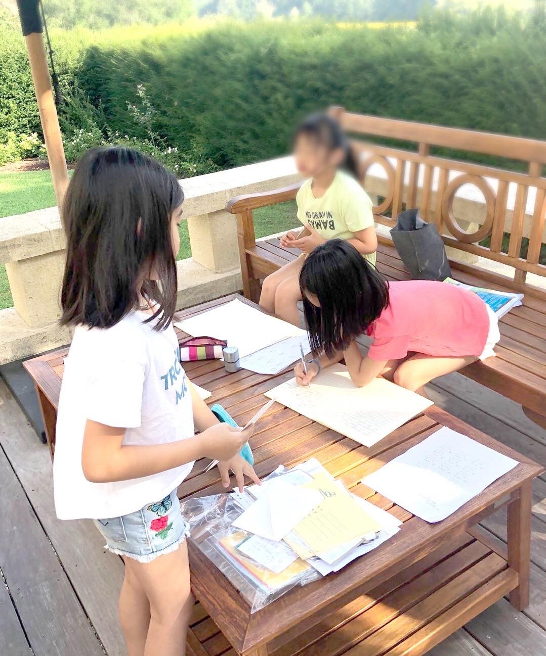 門外是一大片草地花園,設有涼亭和戶外木桌椅,可以供囡囡們一邊做功課 一邊呼吸新鮮空氣。