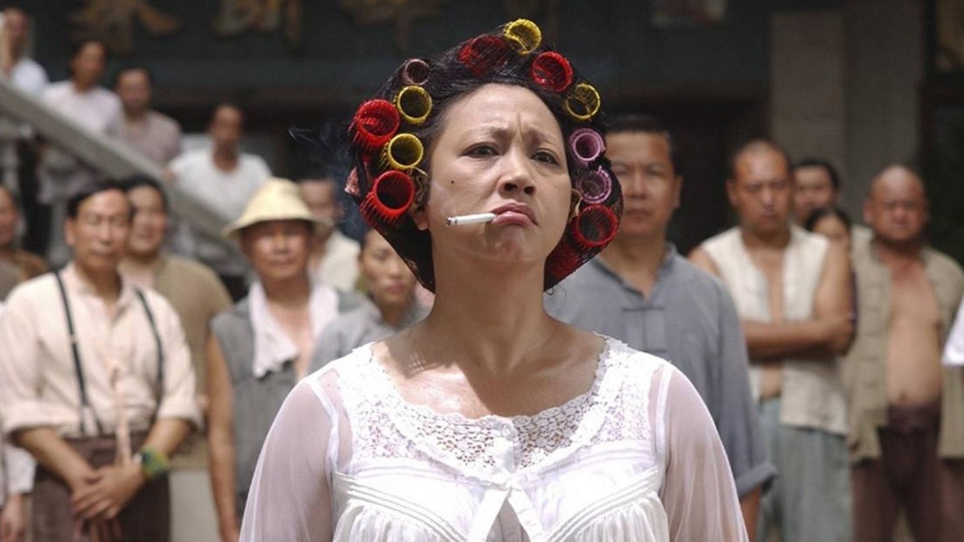 在片中飾演滿頭髮卷、豐滿而又舉止粗獷、總是含着一根煙的包租婆