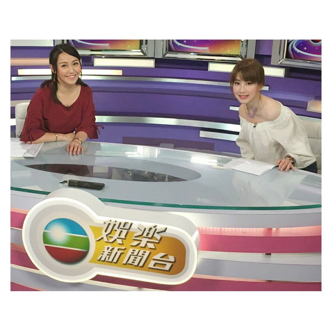 黃文意主持《東張西望》與黃穎君合照。