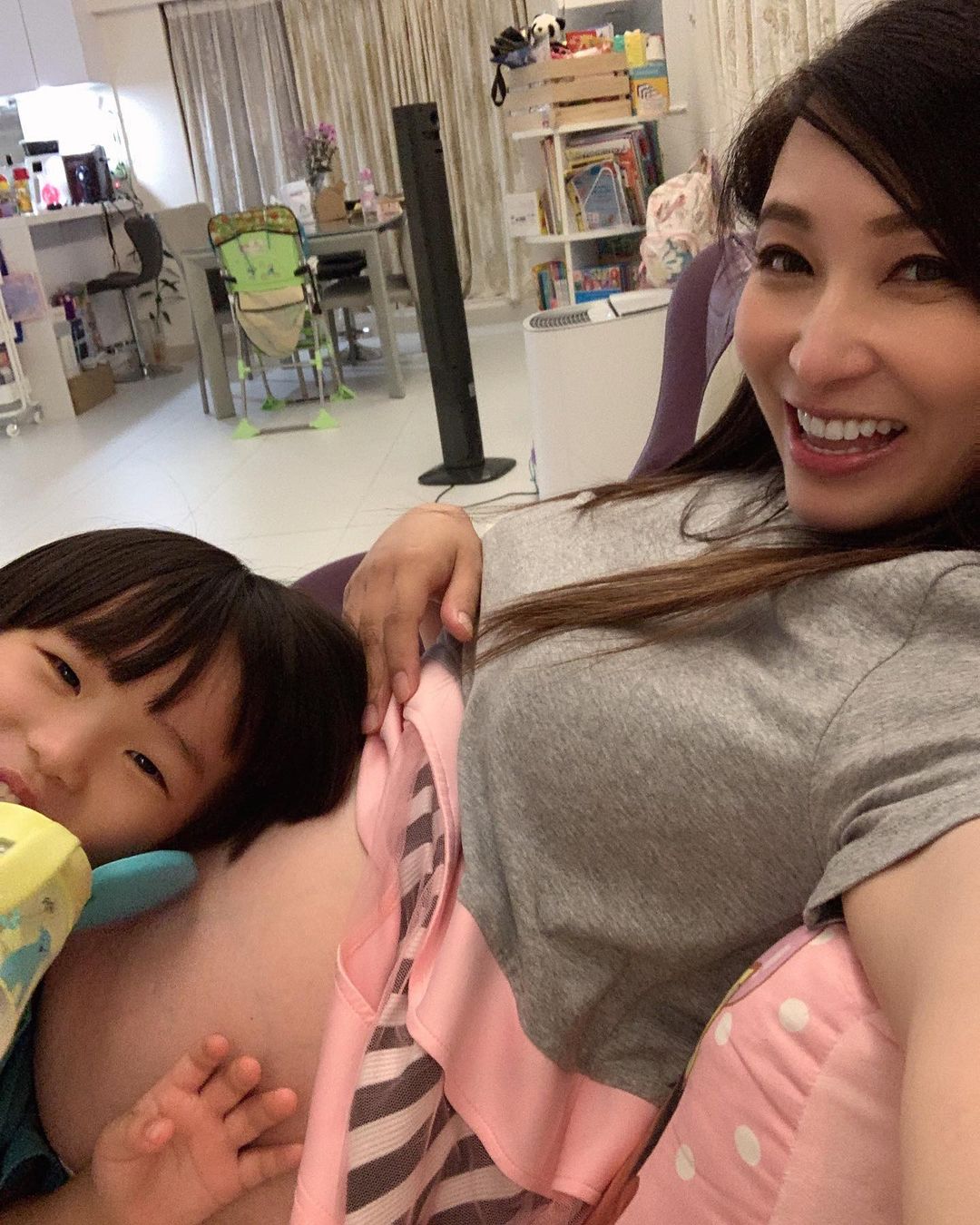 忙做功課又要照顧子女非常辛苦