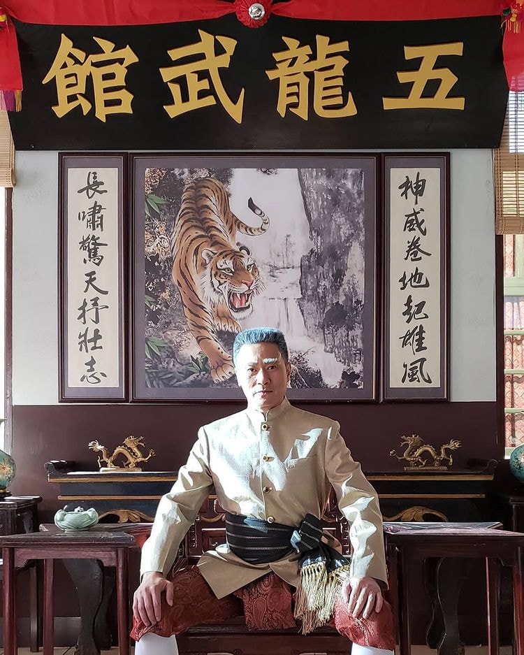 歐瑞偉於《鐵拳英雄》飾演金龍