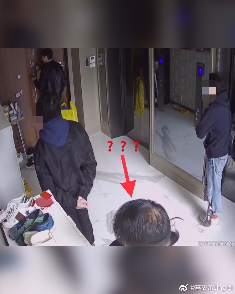 李靚蕾從監控發現屋外還有第三個素未謀面的男子.