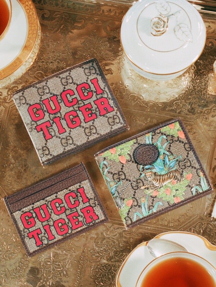 Gucci推出老虎圖案飾章銀包。