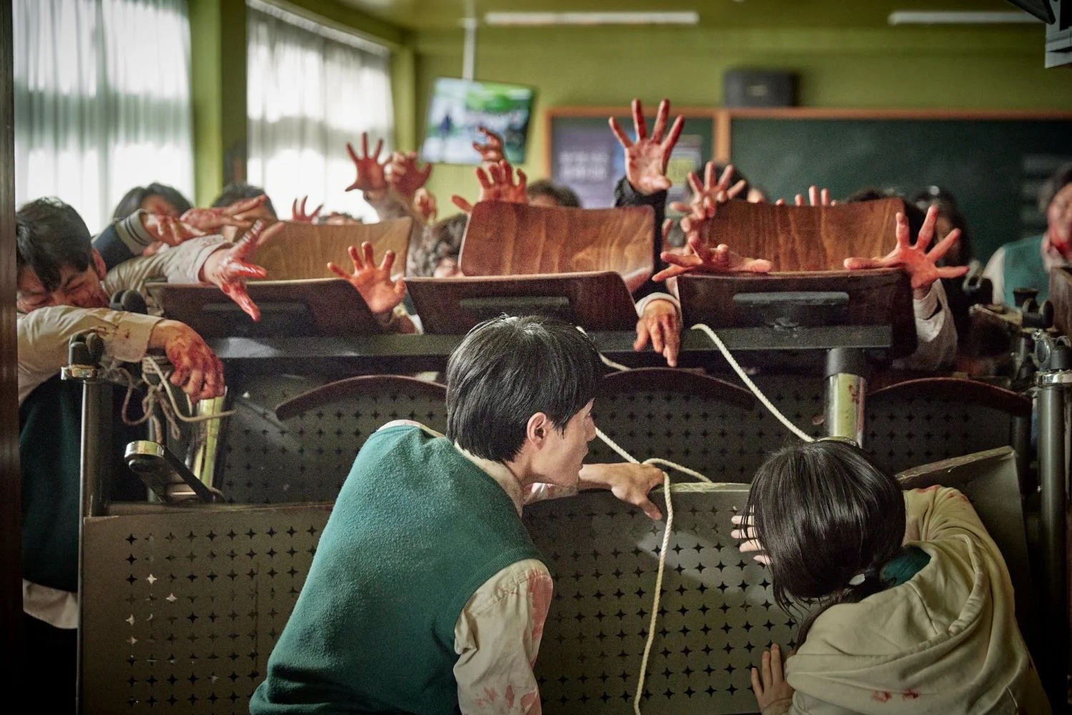 採用了大量一鏡到底的長鏡頭去呈現喪屍侵襲校園的驚悚畫面