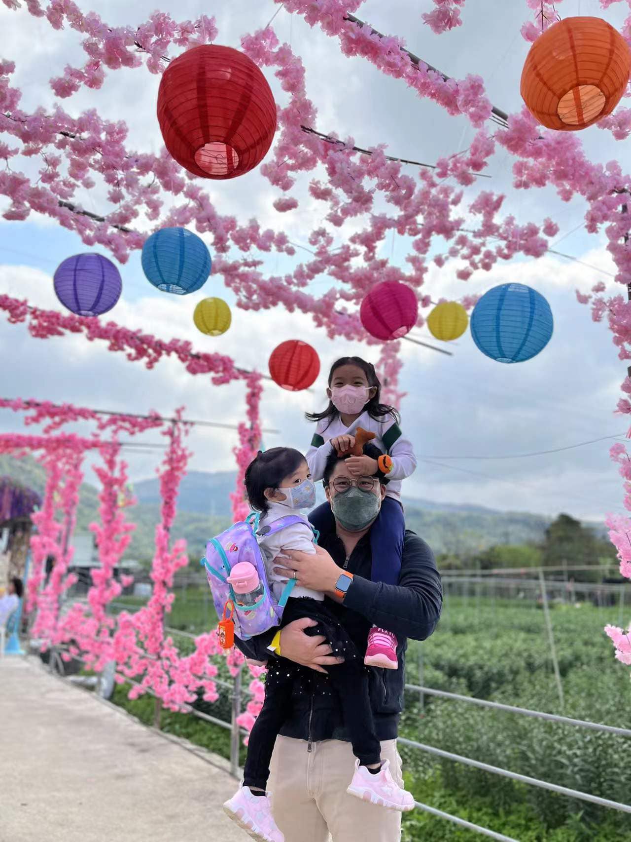 日前一家大細到元朗一農莊賞花