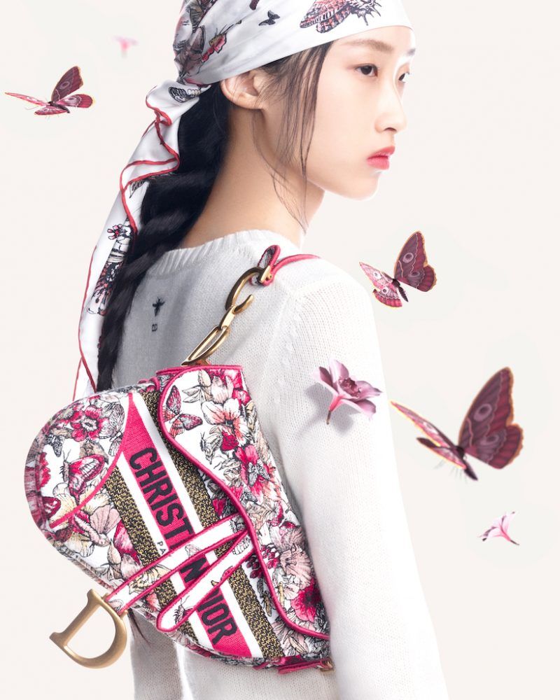Dior Book Tote和Saddle手袋上都有盎然春意,且少女味十足。