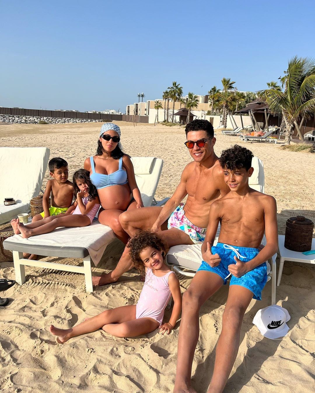 C朗(Cristiano Ronaldo)與女友佐真娜(Georgina Rodriguez)一家人合照。