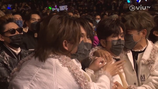 MIRROR成員都反應熱烈，旁邊的姜濤亦有拍膊頭叫Anson Lo起身。