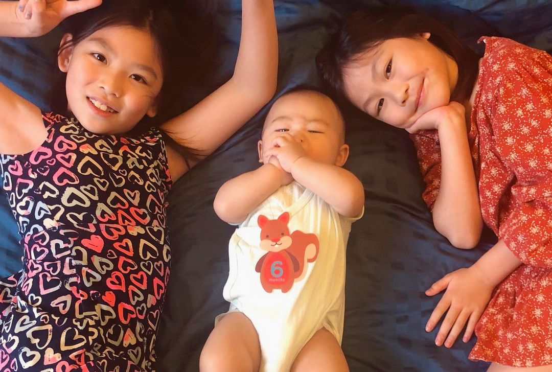 蔡少芬與張晉的大女張楚兒、二女張信兒以及孻仔張樂兒。