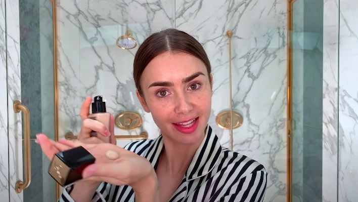 Lily Collins素顏時臉上的雀斑、黑眼圈、膚色不均等瑕疵明顯。