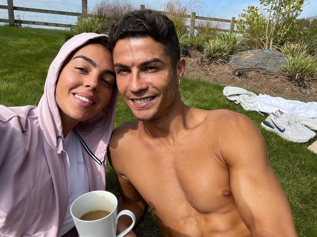 C朗(Cristiano Ronaldo)與女友佐真娜(Georgina Rodriguez)回憶兩人邂逅的過程