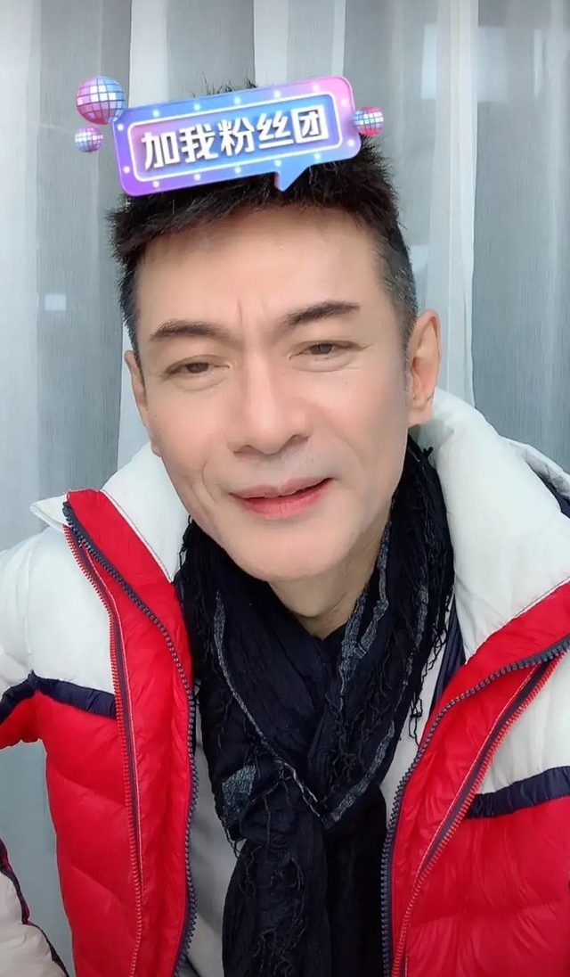 無論是樣貌抑或身材都完全不像是快要登六的狀態