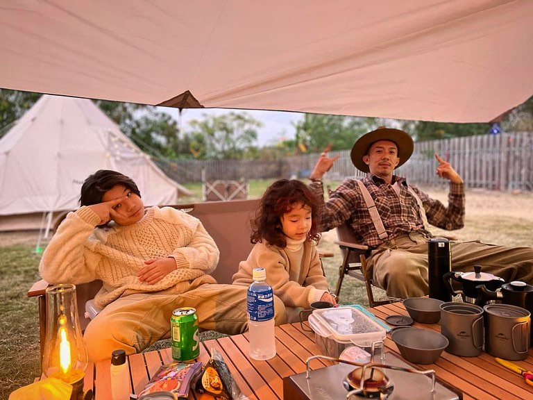 張繼聰與一對仔女去野餐。