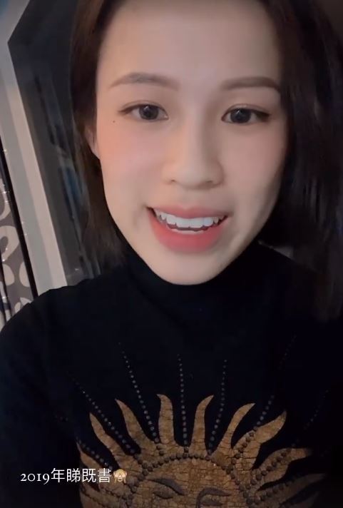 COLLAR成員Winka陳泳伽見到自己在3年前寫給自己兩張打氣memo並貼在書裏:「In My Opinion魚不需要學習如何爬樹,只要游得比天敵快。」