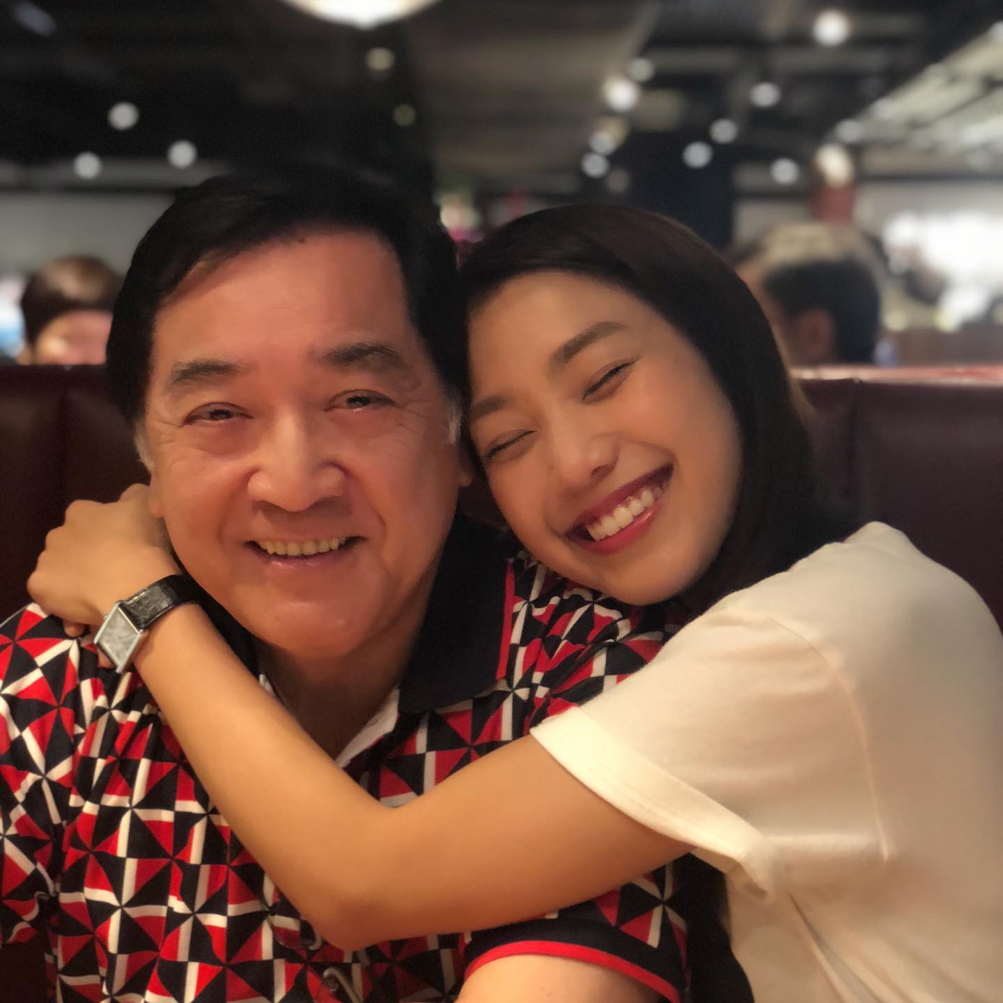 雖然童年時與爸爸長期分隔兩地但感情依然深厚