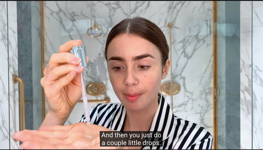 Lily Collins的皮膚屬於乾性,因此會選用高效保濕型的精華,均勻塗抹在肌膚上。