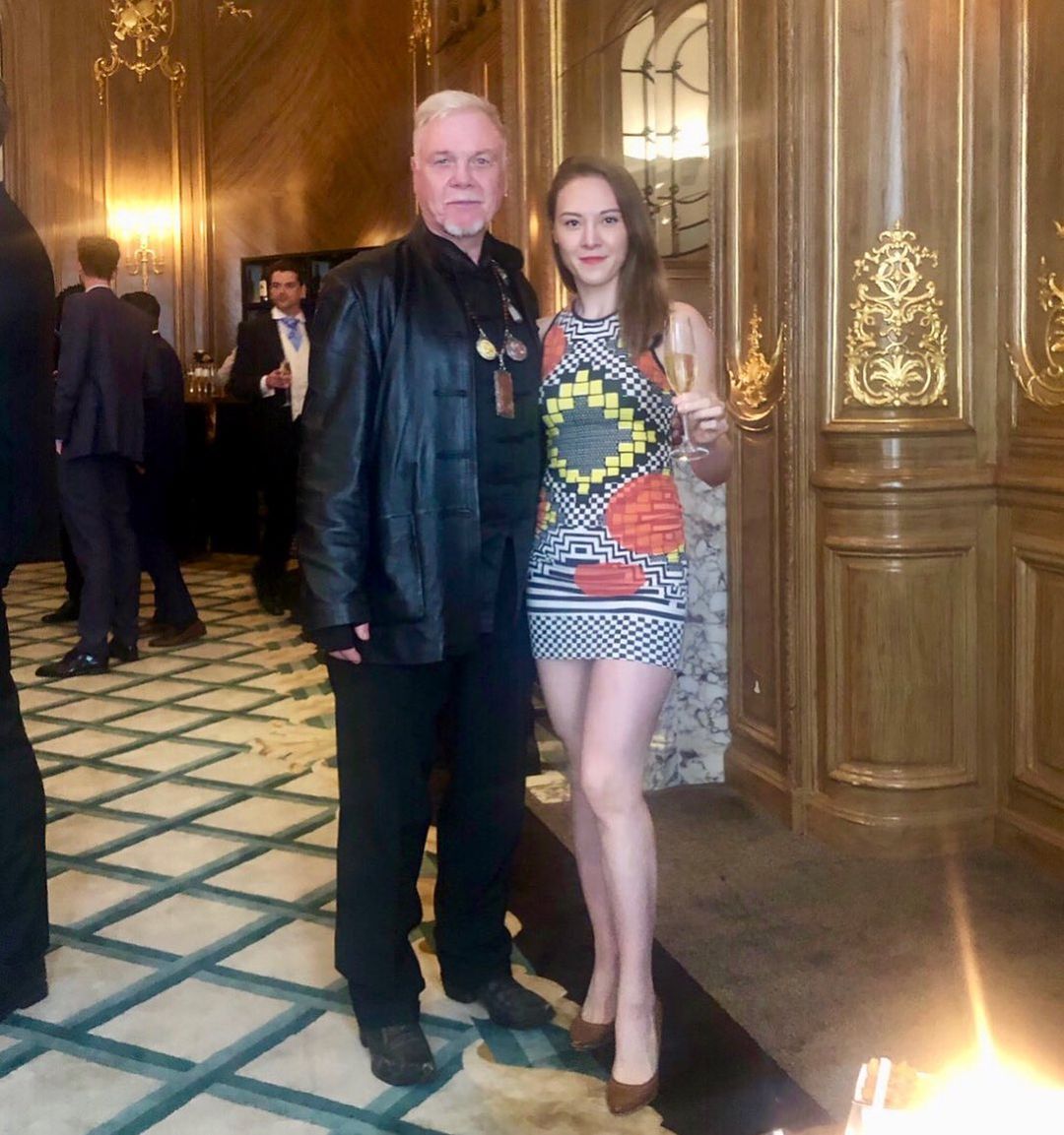 何慈茵的爸爸是英國人何麥（Mark Houghton）