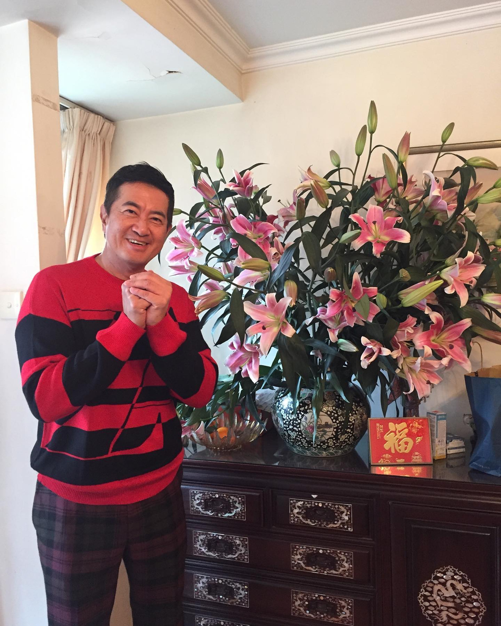 鄧梓峰的豪宅裝修是簡約的中式風格,齊腰高的紅木櫃,上面印有精緻的雕花及圖案,紅木櫃上擺放的花瓶似乎是古董。