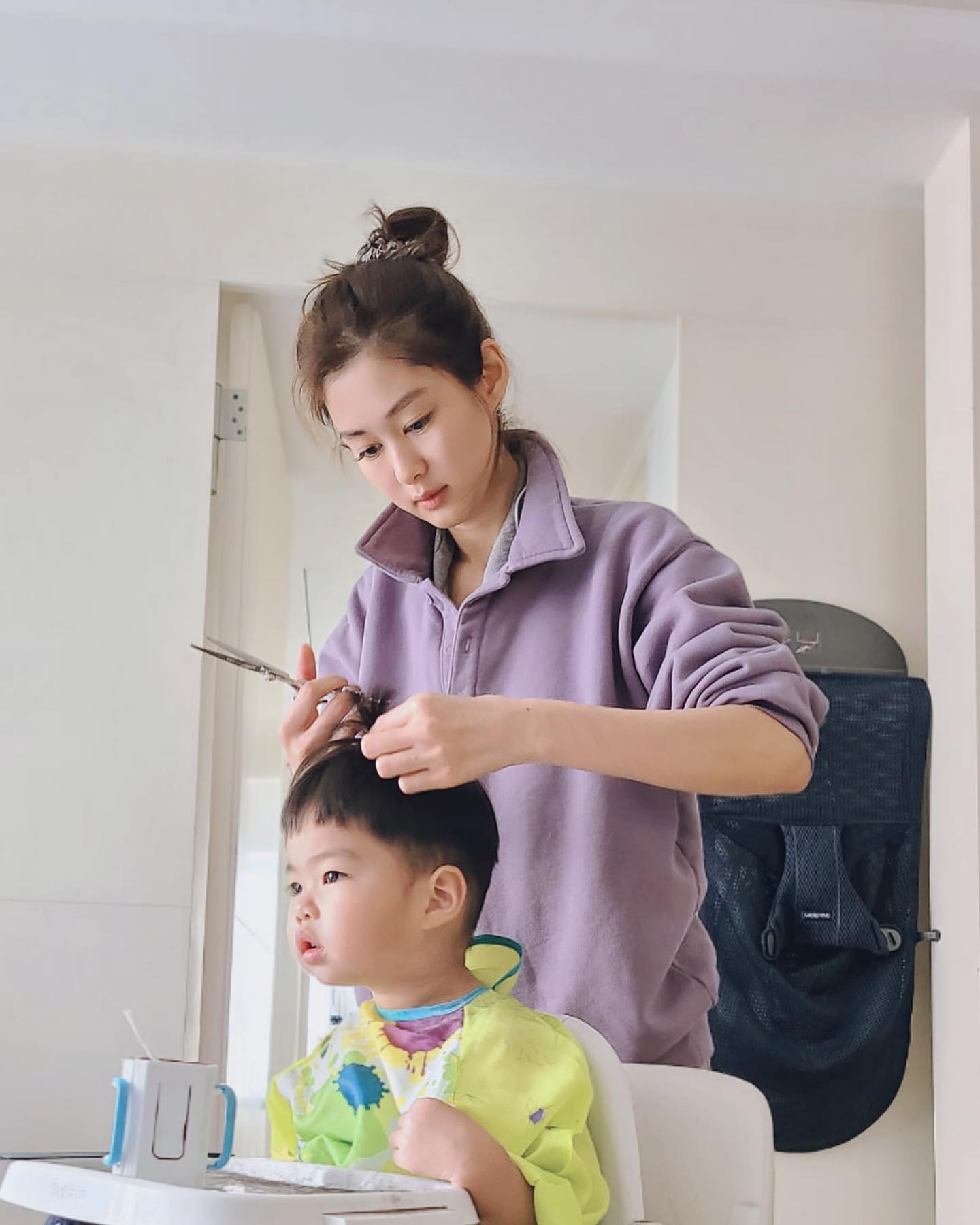 岑麗香在家中幫Jacob及小腰果剪頭髮。