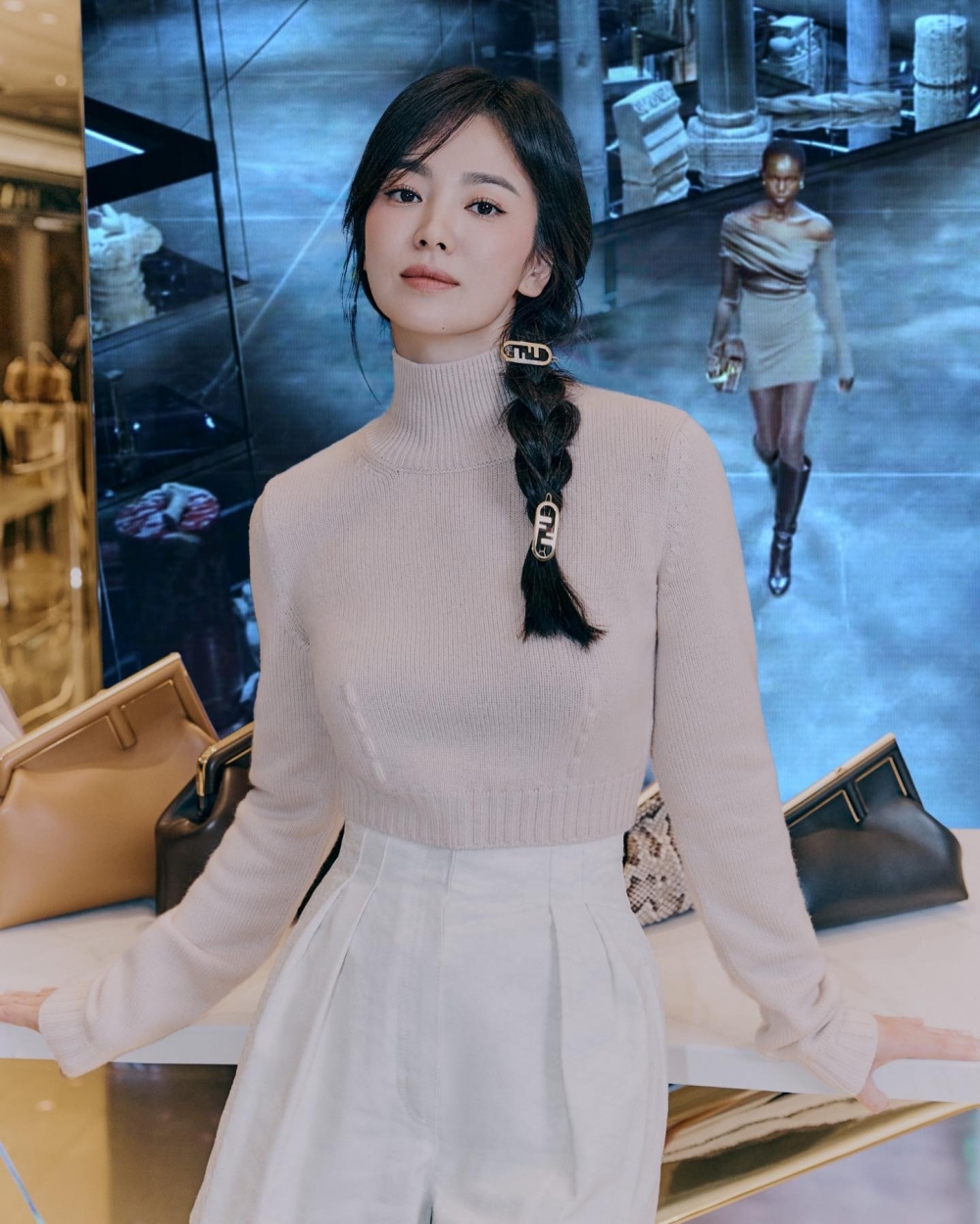Fendi O’Lock 髮夾在宋慧喬的加持下瞬間成為時尚女士的目標