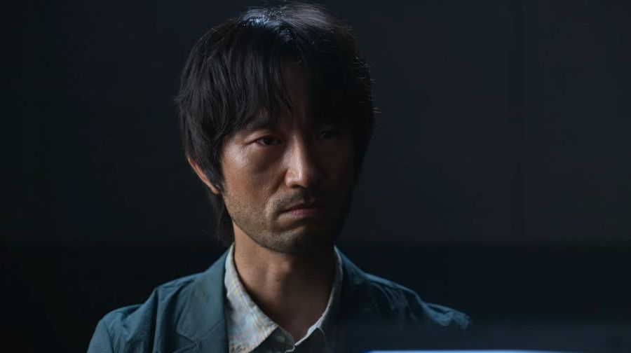 科學老師的兒子長期受到霸凌，他為了讓兒子可以變得強大，不惜製造出無從獲取解藥的殭屍病毒。